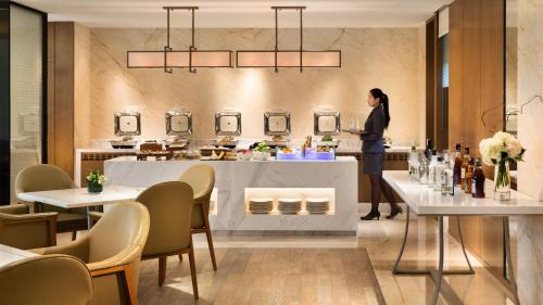 Imagen del bar/restaurante del Hotel Courtyard By Marriott Zhengzhou East. Foto 5