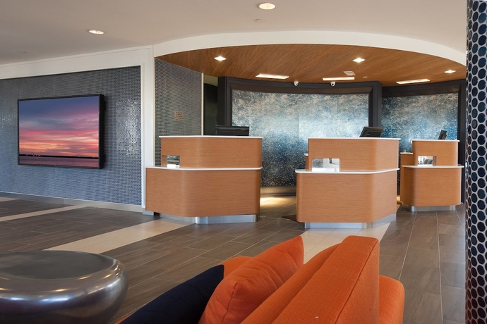 Imagen de los interiores del Hotel Courtyard Charleston Waterfront By Marriott. Foto 16