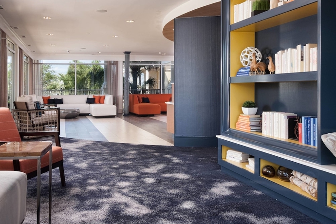 Imagen de los interiores del Hotel Courtyard Charleston Waterfront By Marriott. Foto 17