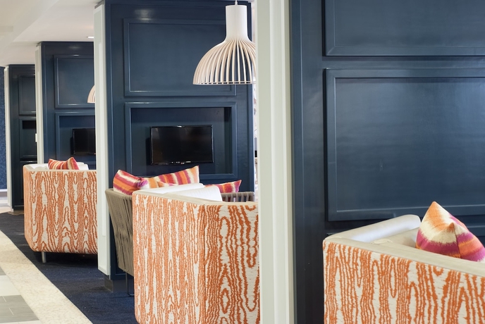 Imagen del bar/restaurante del Hotel Courtyard Charleston Waterfront By Marriott. Foto 2