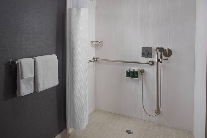 Imagen de la habitación del Hotel Courtyard Charlotte Arrowood. Foto 15