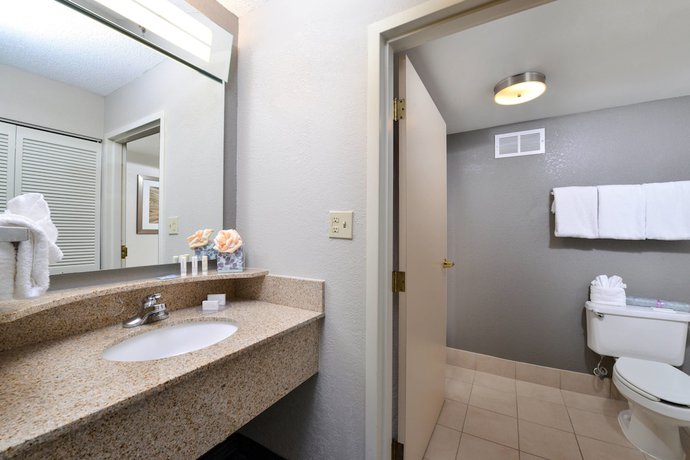 Imagen de la habitación del Hotel Courtyard Charlotte Matthews. Foto 2