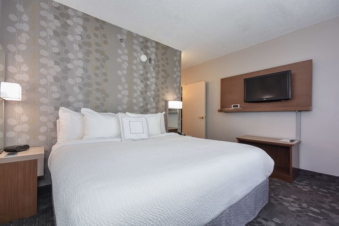 Imagen de la habitación del Hotel Courtyard Charlotte Matthews. Foto 13