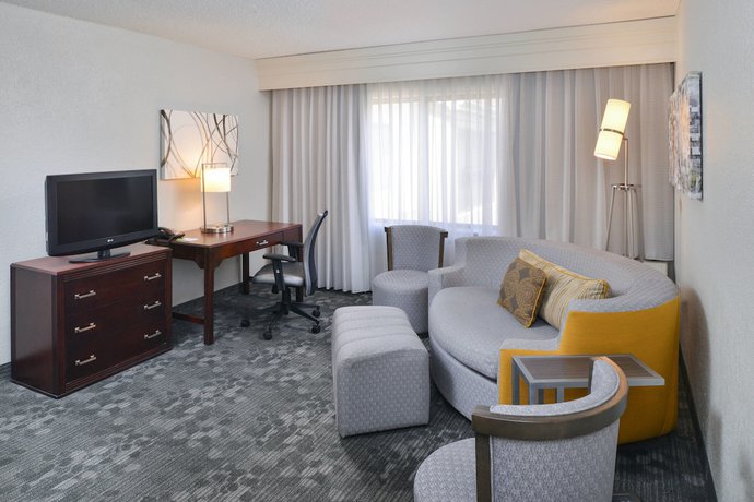 Imagen de la habitación del Hotel Courtyard Charlotte Matthews. Foto 18