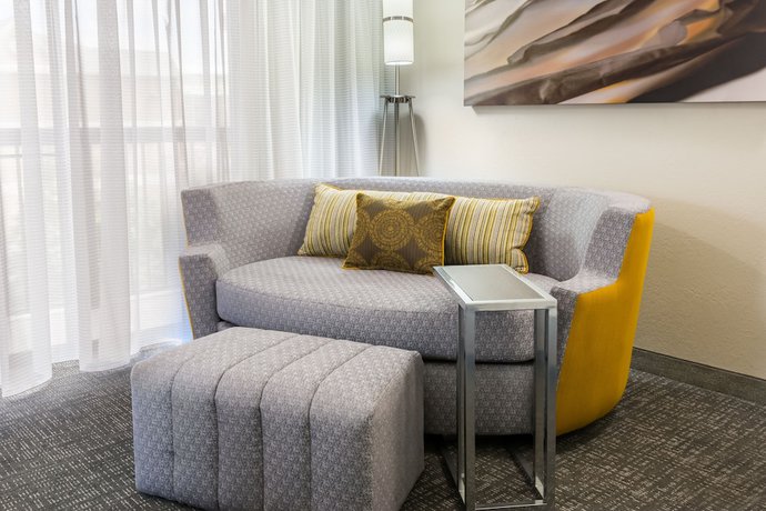 Imagen de la habitación del Hotel Courtyard Chicago St. Charles. Foto 4