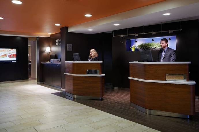 Imagen de los interiores del Hotel Courtyard Chicago St. Charles. Foto 16