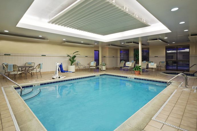 Imagen de la piscina del Hotel Courtyard Chicago St. Charles. Foto 20