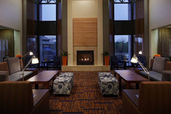 Imagen de los interiores del Hotel Courtyard Chicago St. Charles. Foto 17