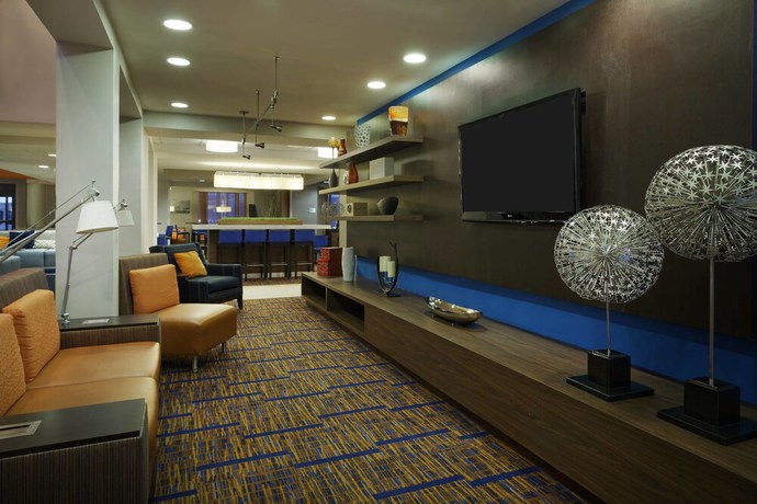 Imagen de los interiores del Hotel Courtyard Chicago St. Charles. Foto 18