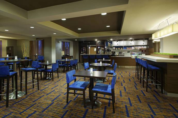 Imagen del bar/restaurante del Hotel Courtyard Chicago St. Charles. Foto 3