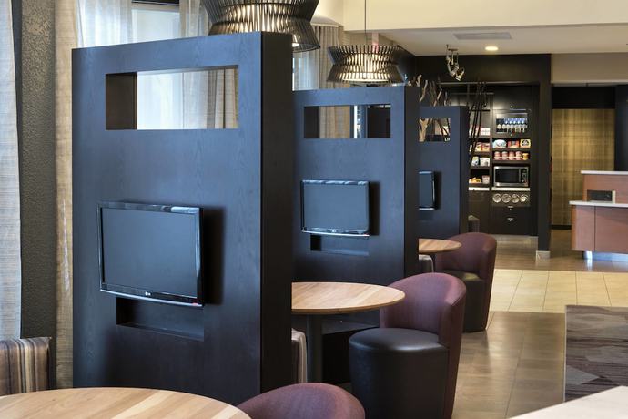 Imagen de los interiores del Hotel Courtyard Chicago Waukegan Gurnee. Foto 12