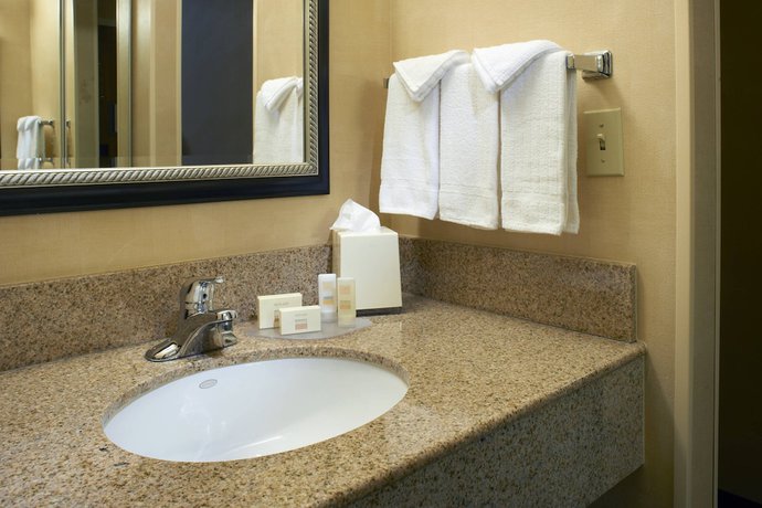 Imagen de la habitación del Hotel Courtyard Chicago Waukegan Gurnee. Foto 4