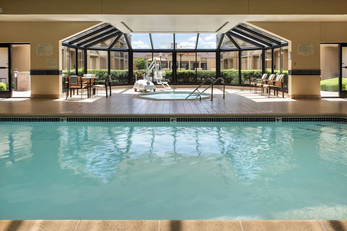 Imagen de la piscina del Hotel Courtyard Chicago Waukegan Gurnee. Foto 15