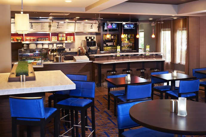 Imagen del bar/restaurante del Hotel Courtyard Cleveland Airport South. Foto 3