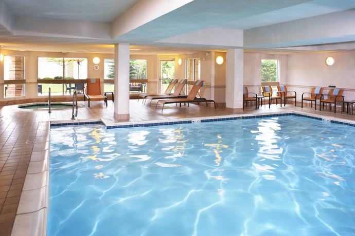 Imagen de la piscina del Hotel Courtyard Cleveland Airport South. Foto 16