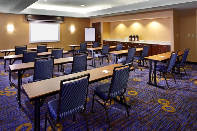 Imagen de los interiores del Hotel Courtyard Columbus Airport. Foto 9