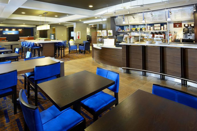 Imagen del bar/restaurante del Hotel Courtyard Columbus Airport. Foto 3
