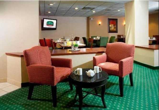 Imagen de los interiores del Hotel Courtyard Columbus New Albany. Foto 17