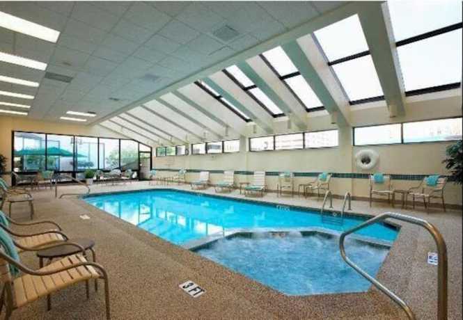 Imagen de la piscina del Hotel Courtyard Columbus New Albany. Foto 20