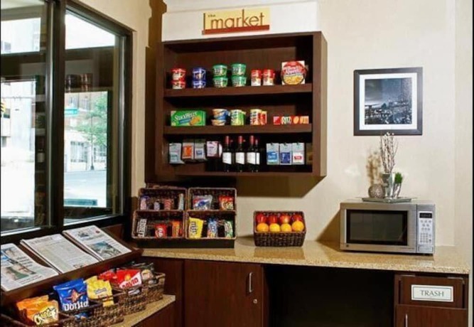 Imagen de los interiores del Hotel Courtyard Columbus New Albany. Foto 19