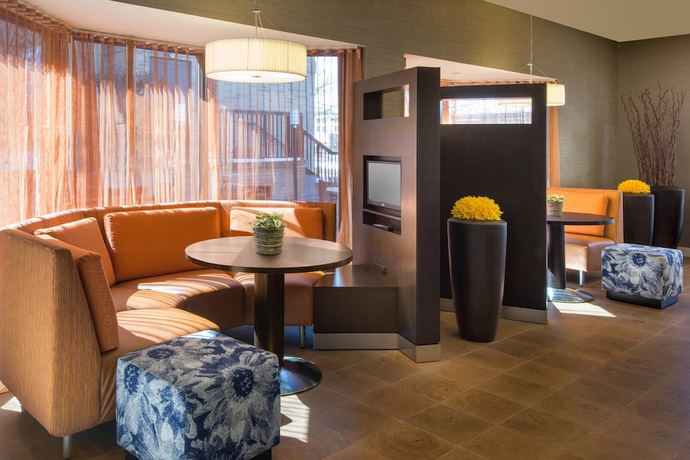 Imagen de los interiores del Hotel Courtyard Detroit Southfield. Foto 10