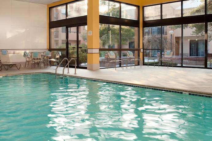 Imagen de la piscina del Hotel Courtyard Detroit Southfield. Foto 15
