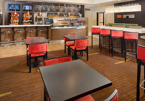 Imagen del bar/restaurante del Hotel Courtyard Durham Near Duke University/downtown. Foto 6