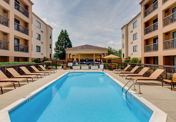 Imagen de la piscina del Hotel Courtyard Durham Near Duke University/downtown. Foto 14
