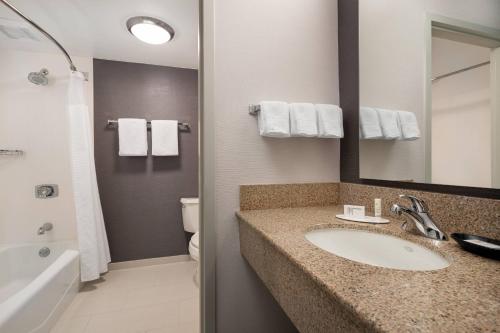 Imagen de la habitación del Hotel Courtyard Fremont Silicon Valley. Foto 13
