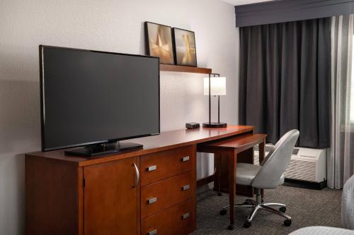 Imagen de la habitación del Hotel Courtyard Fremont Silicon Valley. Foto 14