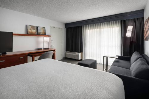 Imagen de la habitación del Hotel Courtyard Fremont Silicon Valley. Foto 15