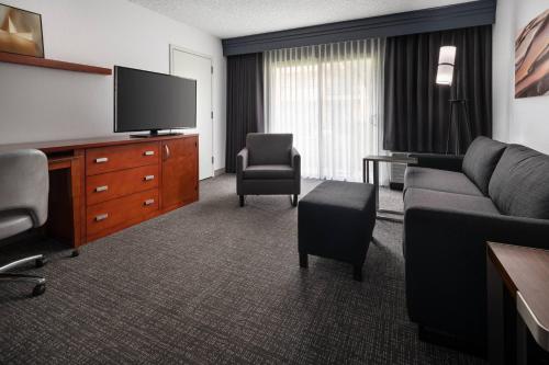 Imagen de la habitación del Hotel Courtyard Fremont Silicon Valley. Foto 19