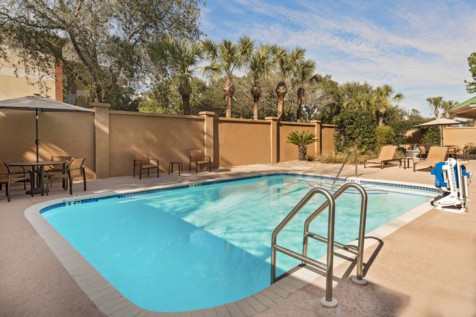 Imagen de la piscina del Hotel Courtyard Gainesville. Foto 17