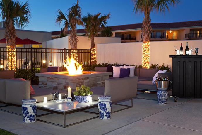 Imagen de los exteriores del Hotel Courtyard Galveston Island. Foto 6