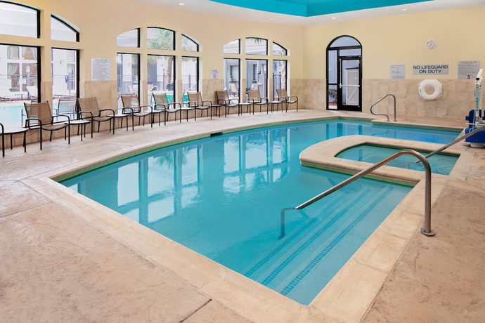 Imagen de los interiores del Hotel Courtyard Houma. Foto 17