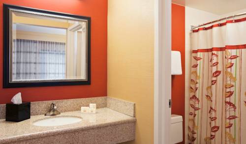 Imagen de la habitación del Hotel Courtyard Indianapolis Airport. Foto 5