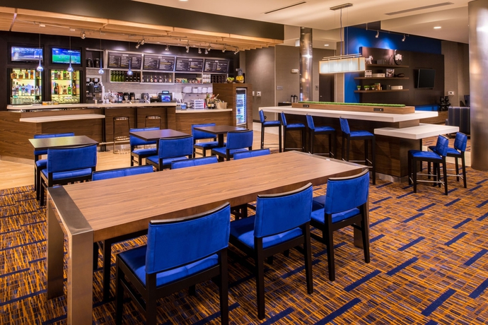 Imagen del bar/restaurante del Hotel Courtyard Jacksonville. Foto 2