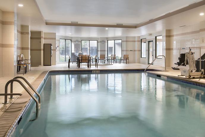 Imagen de la piscina del Hotel Courtyard Jersey City Newport. Foto 20