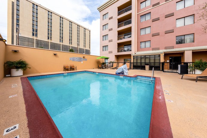 Imagen de la piscina del Hotel Courtyard Laredo. Foto 19