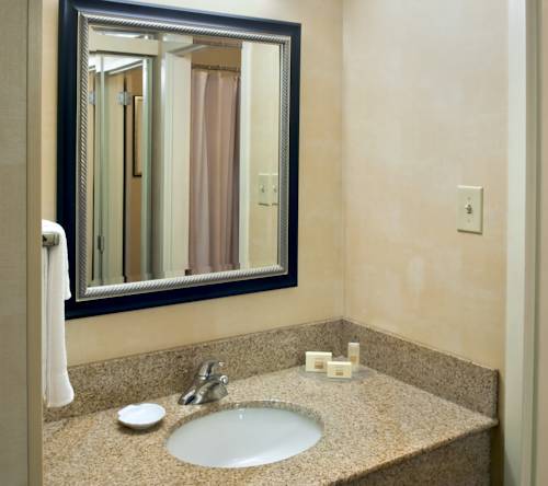 Imagen de la habitación del Hotel Courtyard Lincroft Red Bank. Foto 4