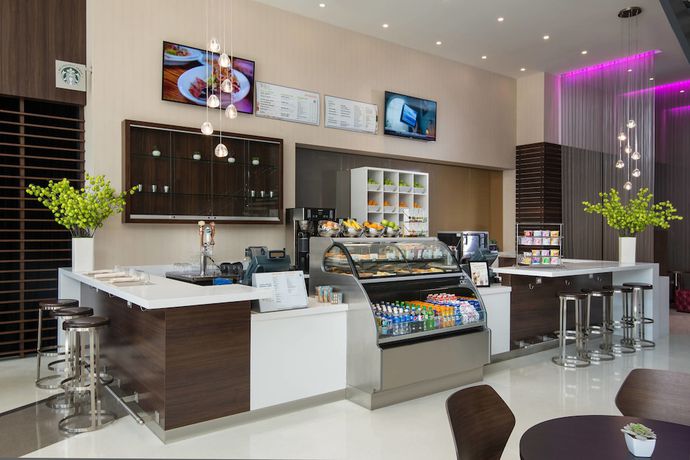 Imagen del bar/restaurante del Hotel Courtyard Los Angeles L.a. Live. Foto 2