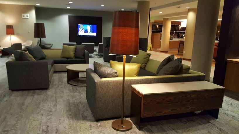 Imagen de los interiores del Hotel Courtyard Marriott Aksarben Village. Foto 14