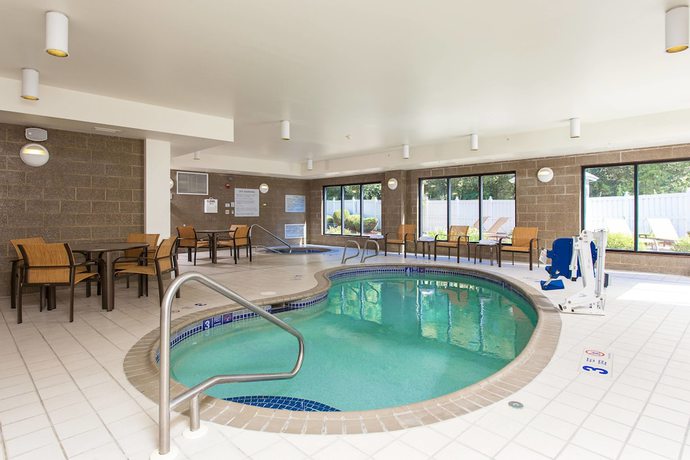 Imagen de la piscina del Hotel Courtyard Marriott Binghamton. Foto 15