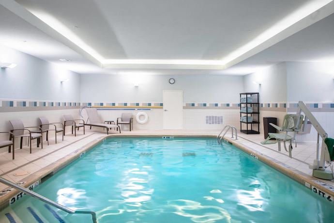 Imagen de la piscina del Hotel Courtyard Marriott Denton. Foto 19