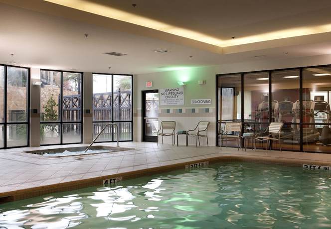 Imagen de la piscina del Hotel Courtyard Marriott Denton. Foto 20
