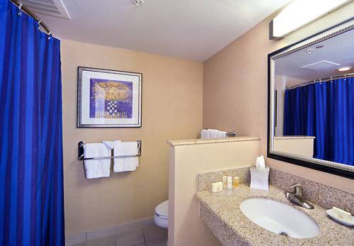 Imagen de la habitación del Hotel Courtyard Marriott Fort Smith Downtown. Foto 7