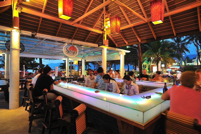 Imagen del bar/restaurante del Hotel Courtyard Marriott Phuket, Patong Beach Resort. Foto 3