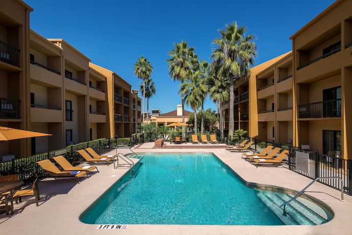 Imagen de la piscina del Hotel Courtyard Melbourne West. Foto 12