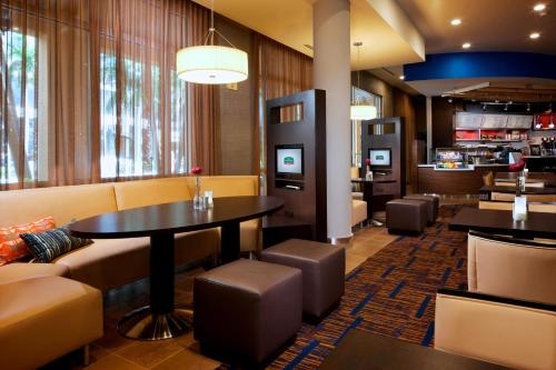 Imagen del bar/restaurante del Hotel Courtyard Miami Dadeland. Foto 8