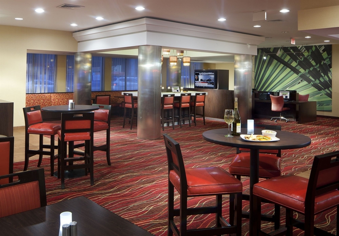 Imagen del bar/restaurante del Hotel Courtyard Miami Downtown Brickell Area. Foto 2